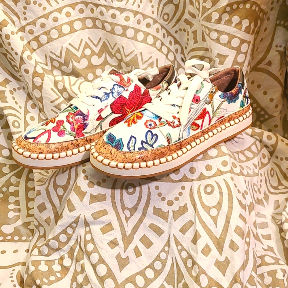 Pretty, lightweight, walking shoes